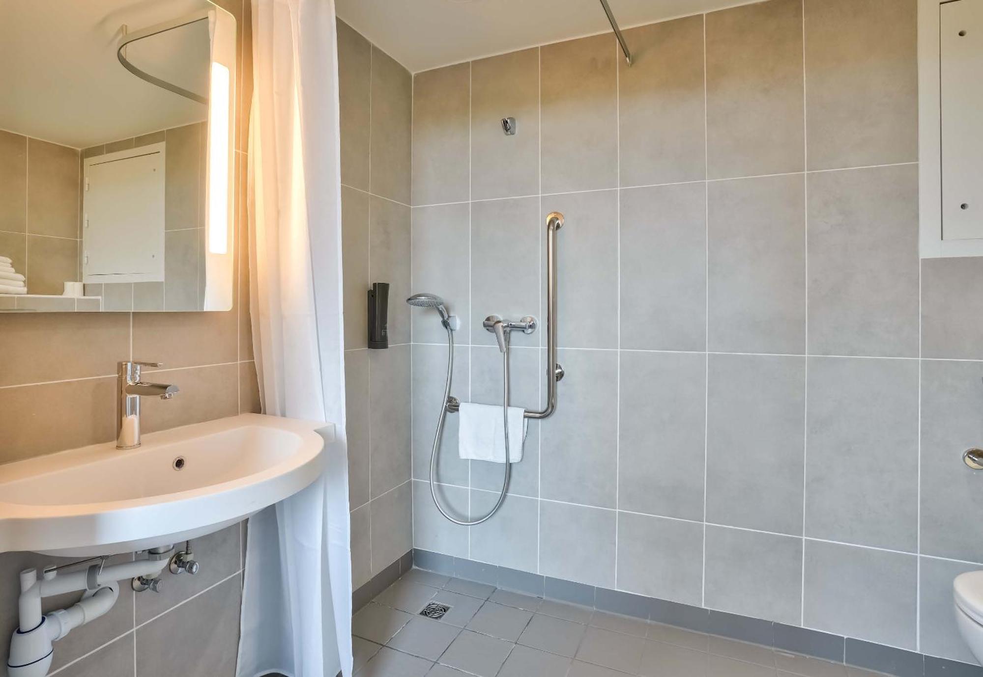 B&B Hotel Paris Porte D'Orleans Montrouge Exteriör bild